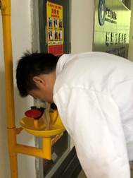 说明: D:\BBIN宝盈集团危化品相关\2020年学院消防演练\消防演练-发保卫处\BBIN宝盈集团消防演练&危险化学品事故应急预案\洗眼器的使用演练-2.jpg