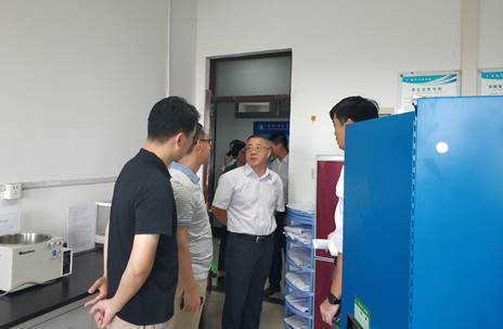 9月2号高董事长对505-2实验室进行检查3.jpg